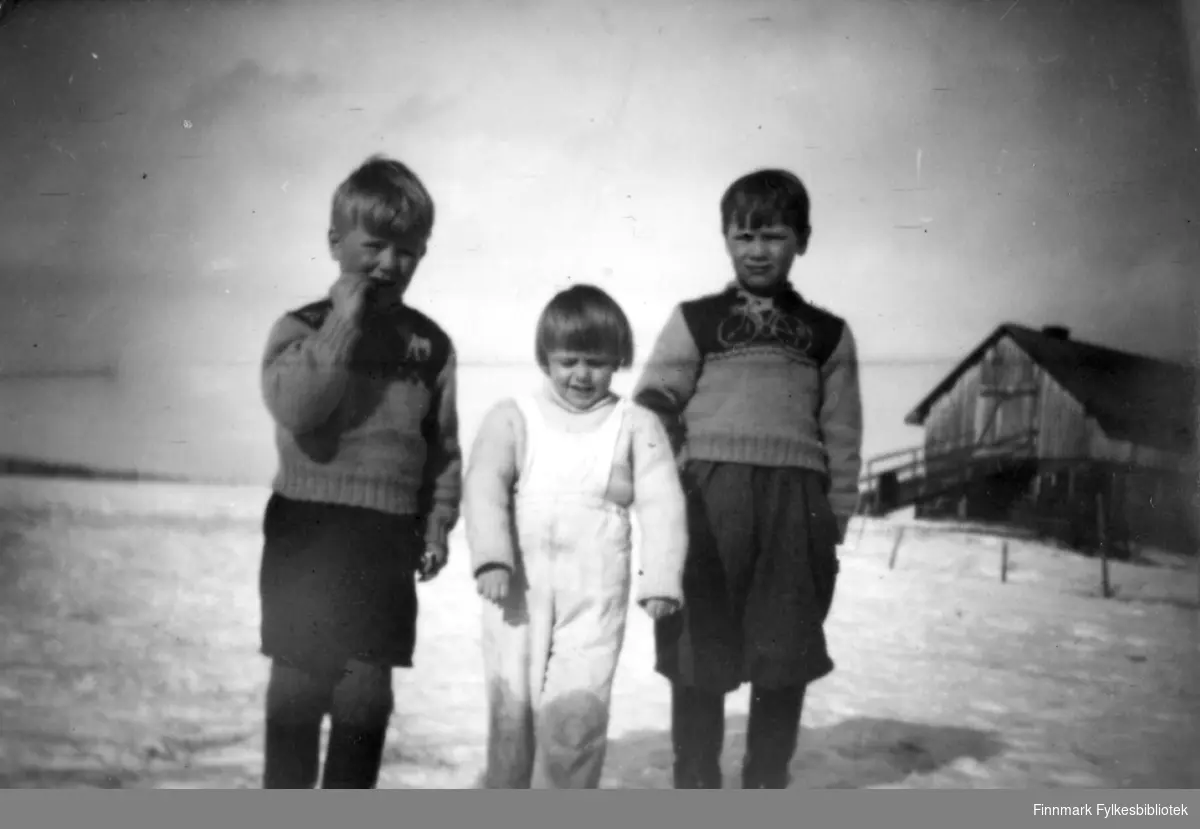 Gruppebilde av Svein, Edith og Asle Stenbakk fotografert vinteren 1953.