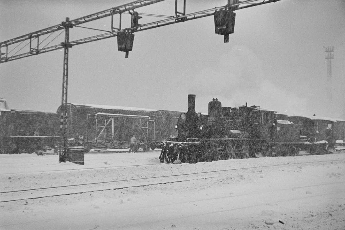 Snøryddingstog på Trondheim stasjon. Sporrenser Rs 16374 trekkes av damplokomotiv type 18c nr. 233.