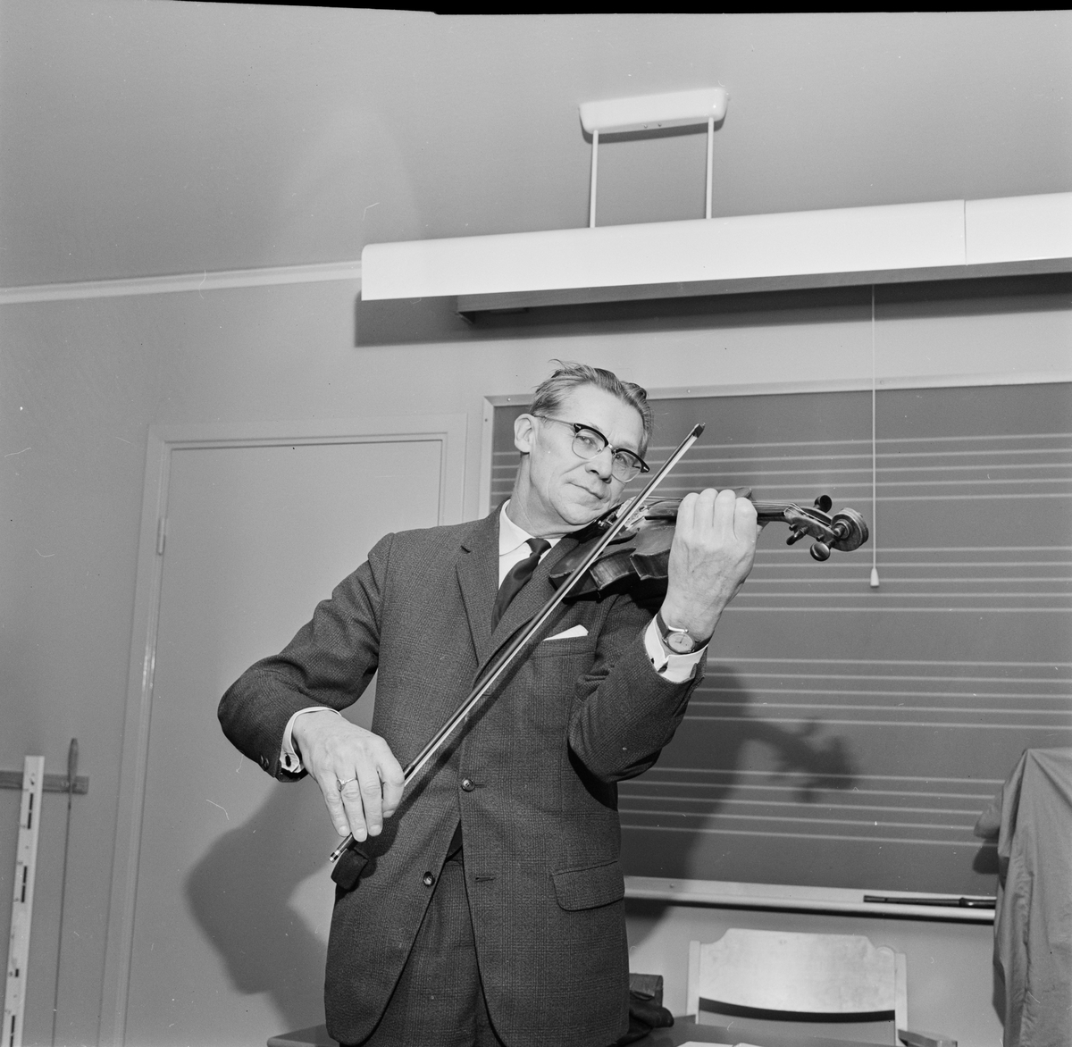 Carl Hammarberg spelar fiol, Tierp, Uppland, november 1966