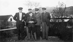 Gruppebilde av fire menn og en gutt.