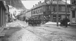 Namsos, Havnegata. Engelske soldater på mars nedover Havnega