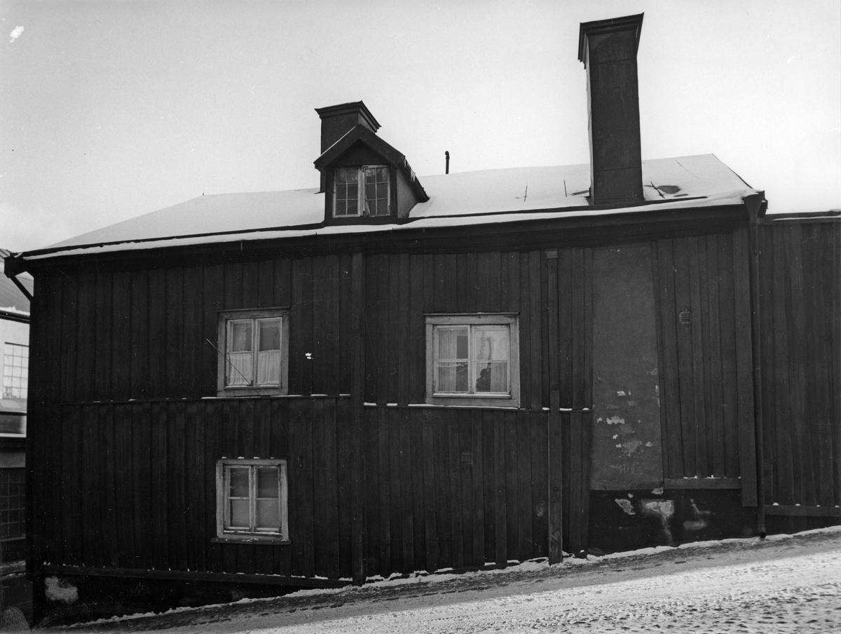 Kvarngatan 13 i Norrköping. Tidigare huvudbyggnad i det garveri som under 1700- och 1800-talen drevs på platsen. Idag ligger Dalkarlens studenbostäder på den gamla garveritomten. Kvarngatan 13 motsvarar idag Kvarngatan 9. Vy mot öster.