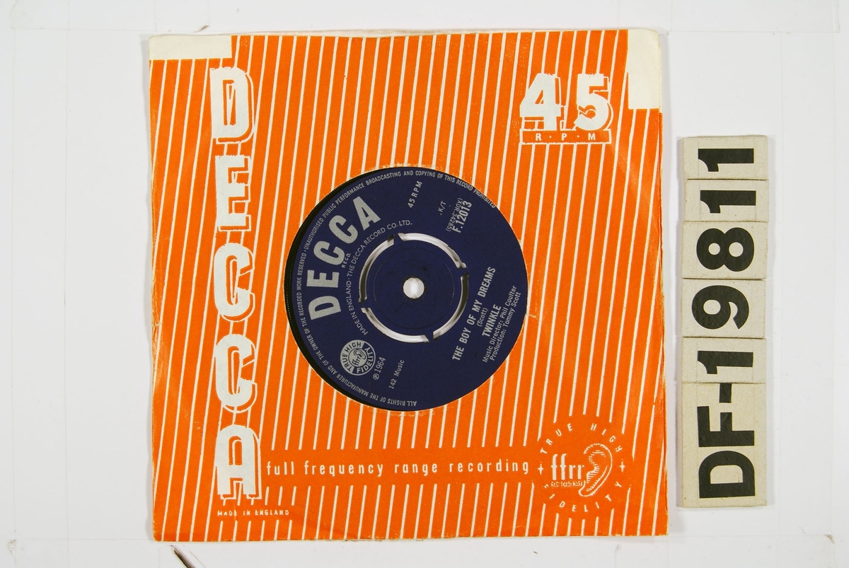 "Platen har sammen med en større samling grammofoner, plater og radioutstyr tilhørt en privatperson i Egersund."

Vinylsingel med papircover.