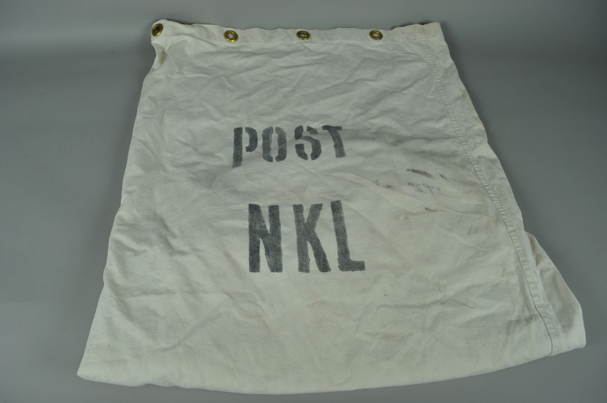 Skipssekk med ordet post og bokstavene NKL. Maljer for gjensnøring og bærehåndtak i bunnen.