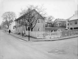 Repro: Bebyggelse ved gatehjørne i Lillehammer, Kirkegata og