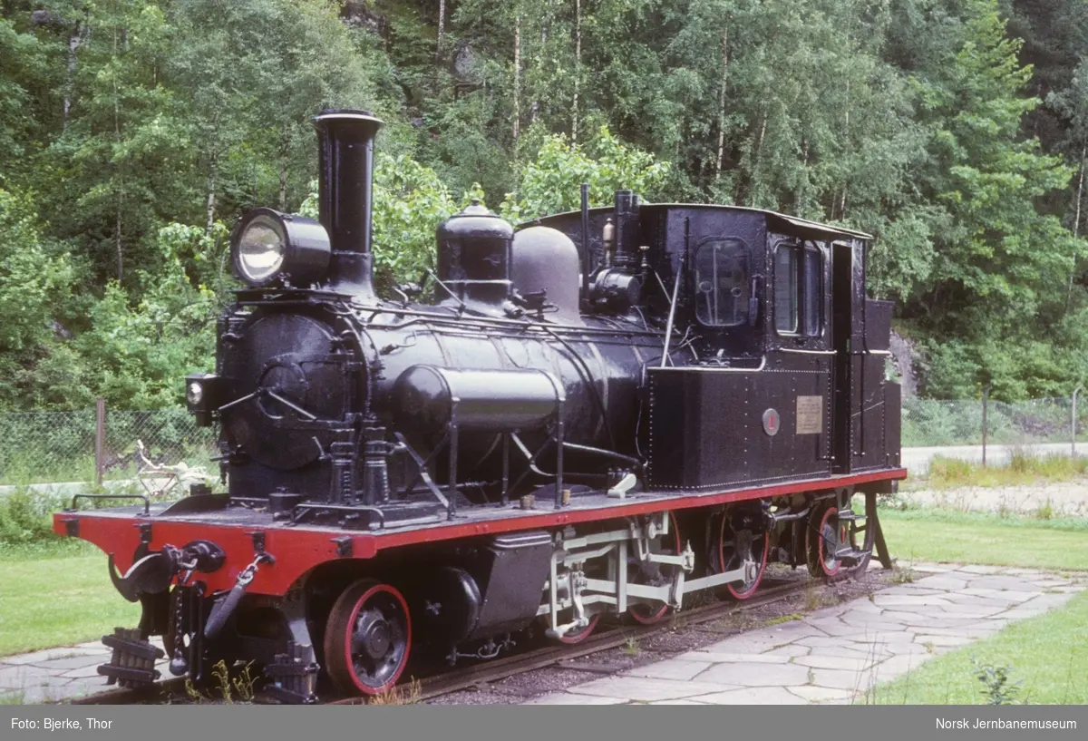 Setesdalsbanens damplokomotiv nr. 1 utstilt på Grovane stasjon