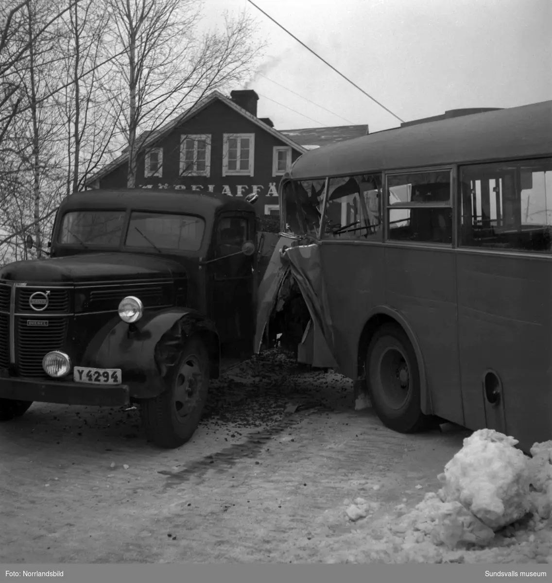 En buss har blivit påkörd och illa tilltygad av en lastbil på Landsvägsallén vid Skönsmon. Bakom syns JO Larssons möbelaffär.