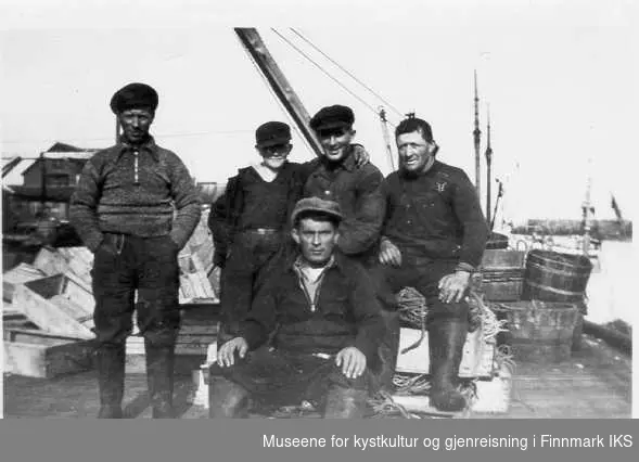 Alf Rasmussen og flere fiskere, kai, fiskeutstyr, 1925