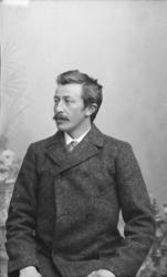 Portrett. Ung mann med bart. Brystbilde. Olaf Forbrigd