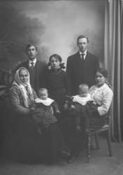 Gruppe. Robert Brøste med familie: Voksen kvinne med småbarn