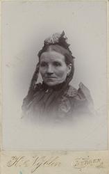 Studioportrett av en kvinne.