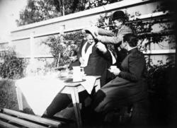 Damer med hatter har teselskap i hagen. kaffe, saft. ca 1900