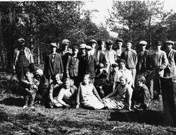 Skogplanting i Njåskogen. Leigearbeid for Jøren Skoglag. Bak