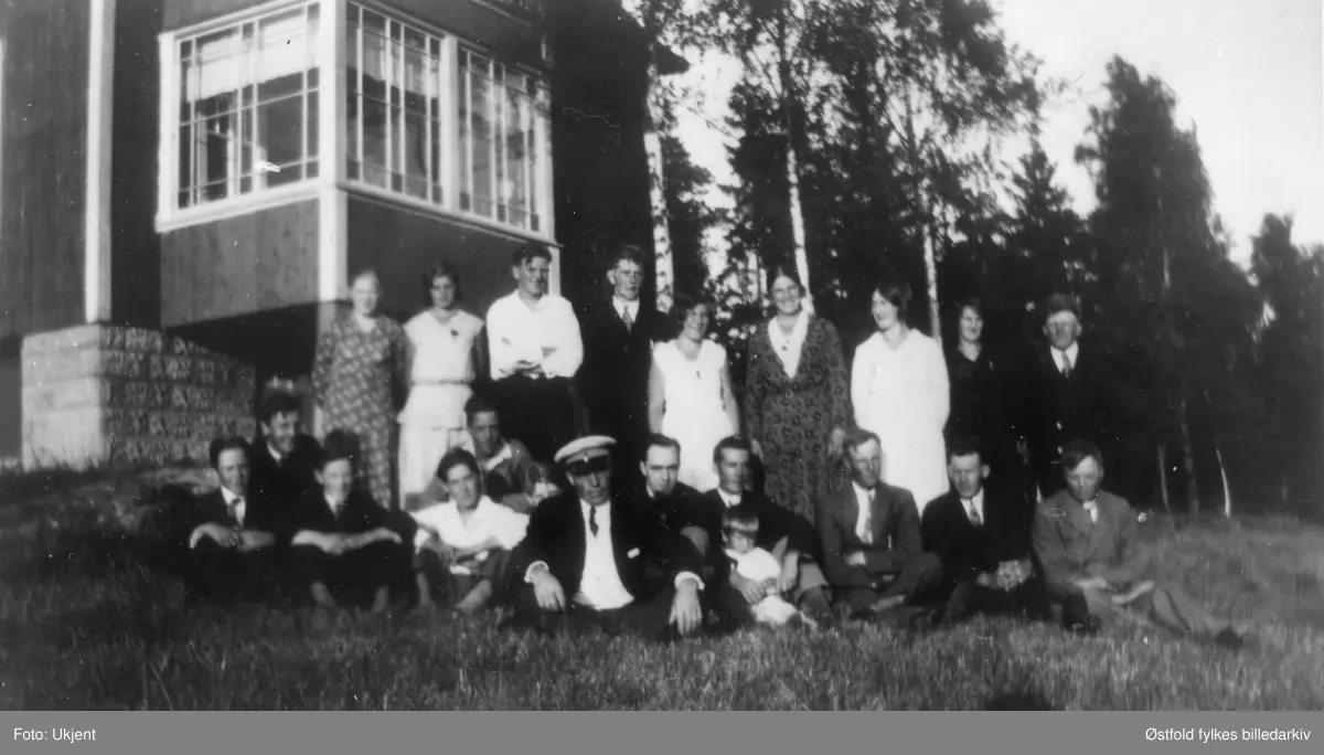 Varteig Musikkforening med damer på Lundborg (gårdsbruk) i 1932. Plassering av personer - se fotokort.