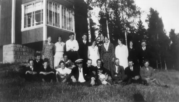 Varteig Musikkforening med damer på Lundborg (gårdsbruk) i 1