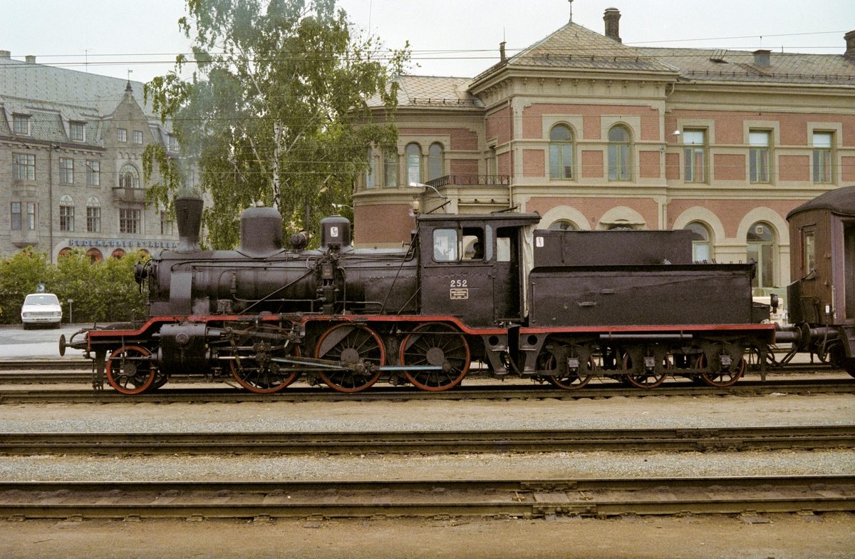 Veterantog på Hamar stasjon. Toget trekkes av damplokomotiv type 21b nr. 252.