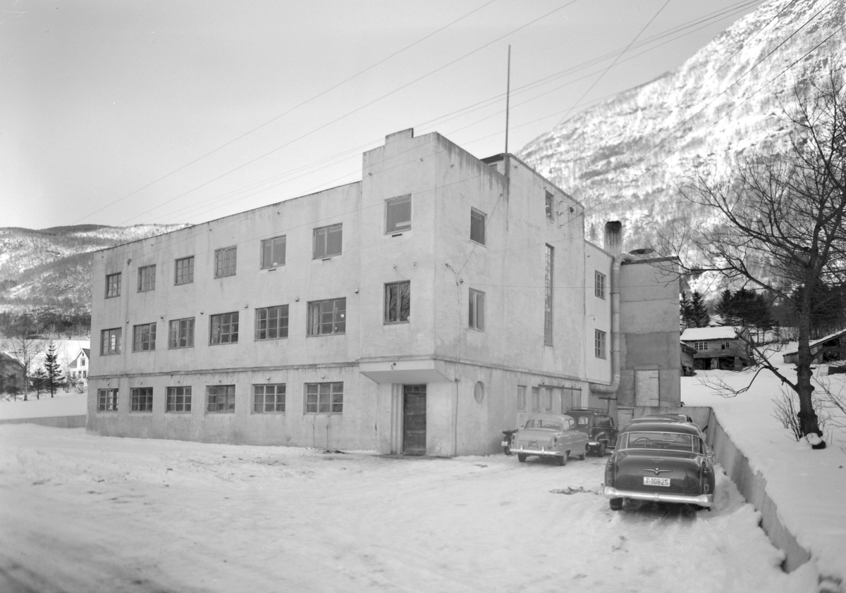 Fotografi av Hj. Brunstad møbelfabrikk i Straumgjerde, Sykkylven.