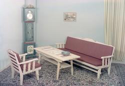 Sittegruppe med bord og gulvur.