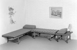 Sofabenk; hjørne og bord.