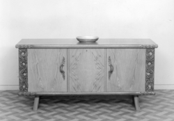 Skap/skjenk med utskjeringar.