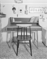 Skrivebord med bokhylle og skuffer. Småstol.