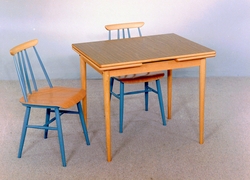 Spisestove. Bord med sideklaffar og stolar.