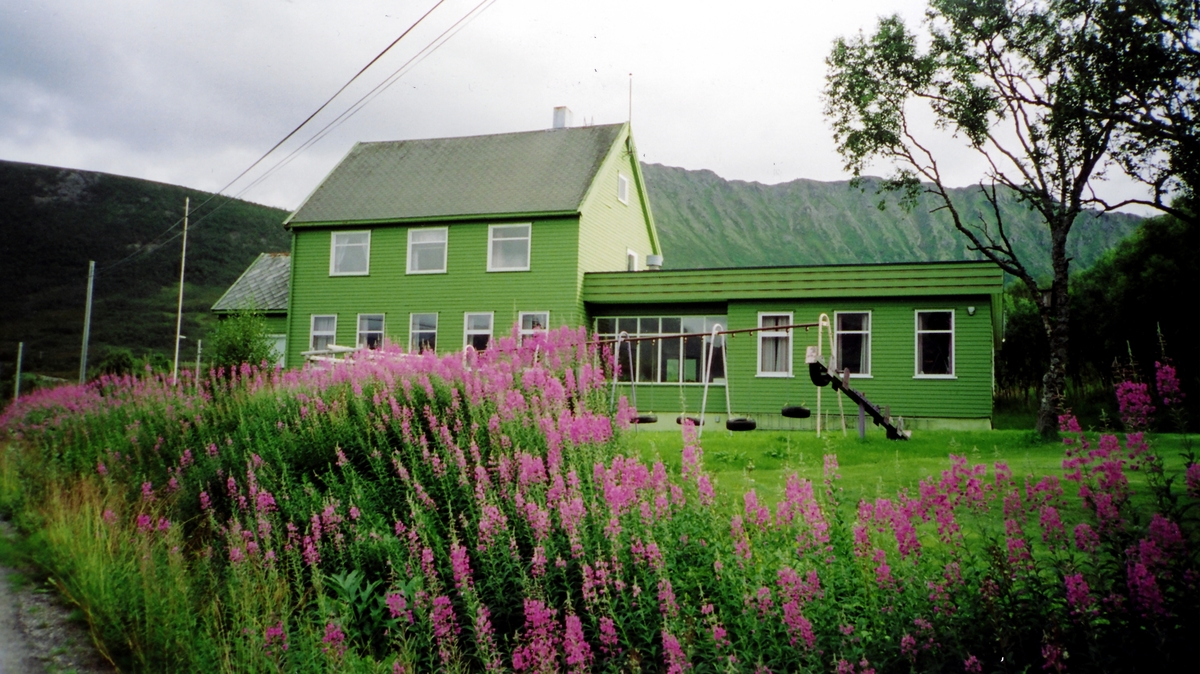(Østre) Godfjord skole på Gunnesdal i Sortland kommune i 2004. Skolen ble bygd i 1924 og var også vigslet som kapell. Den ble utvidet i 1968, da den fikk ei ny fløy med lærerværelse, sløydsal og et ekstra klasserom med skolekjøkken. Skolen ble nedlagt i 2004 og solgt i 2008. Etter det var den ei stund i drift som privat kurssenter. Før 2000 var Godfjorden en del av Kvæfjord kommune.