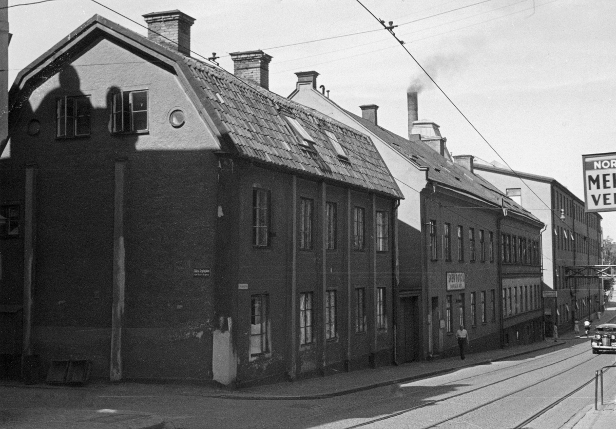 Parti av Västra Kungsgatan i Norrköping. Vy mot norr. Närmast ligger Västra Kungsgatan 12 i dåvarande kvarteret Nedre Segern, dagens Kopparhammaren. Huset kallas Stadsarkitekthuset då Norrköpings första stadsarkitekt Carl Theodor Malm bott här.