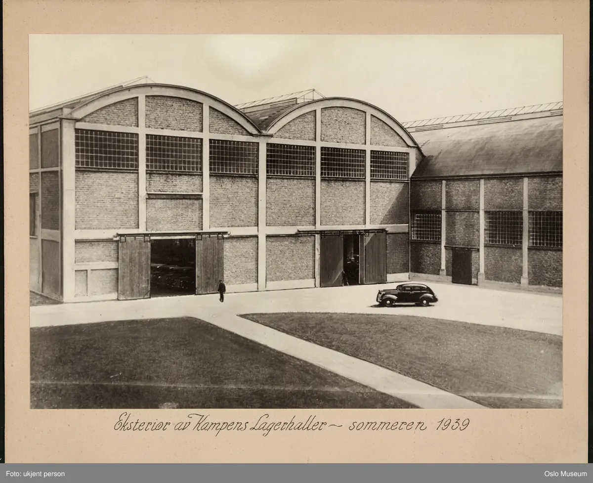 Kampens Lagerhaller, lager for Kolberg, Caspari & Co., innkjørsel, bil, menn