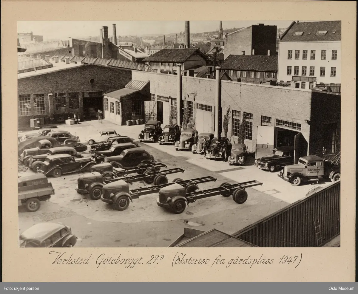 Kolberg, Caspari & Co., bilverksted, gårdsplass, biler, bygårder, trehusbebyggelse