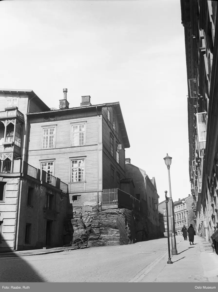 gateløp, bygårder, Indremisjonens bibelskole, gatebelysning, mennesker