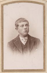 Studioportrett av ung mann.