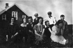 8 personer utenfor hus