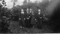 Brudeparet Godø med familie...