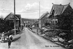 Presteveien sett mot sentrum, Kirkenes. Første hus høyre sid