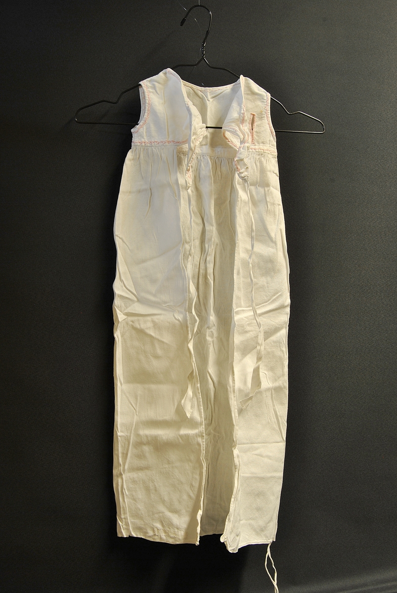 Avlang i formen. Åpen nede og bak, knytinger bak.