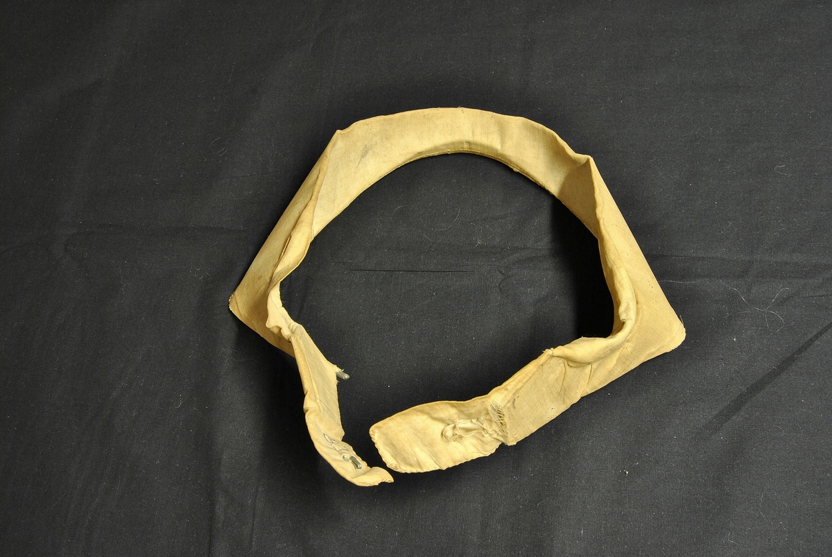 Rund form. Gulnet og formen er ødelagt. Lukkes med hempe i front.