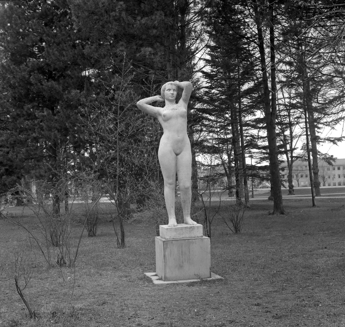 Statyn "Sommar" av Nils Sjögren. Stadsträdgården  i Gävle. Den 18 maj 1965.