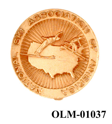 Inneholder 101 merker, pins og  medaljer.
Guttorm Berge tok tilbake samlingen 21.mai 1996.-notert i aksesjonsboken.