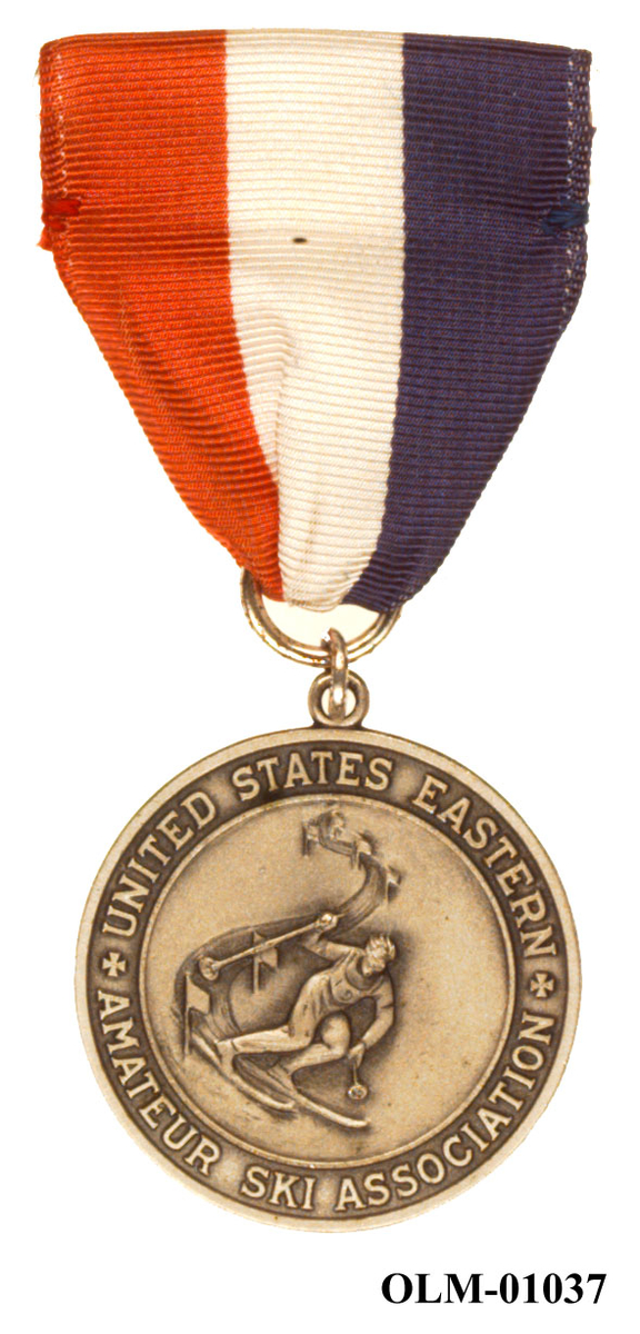 Inneholder 101 merker, pins og  medaljer.
Guttorm Berge tok tilbake samlingen 21.mai 1996.-notert i aksesjonsboken.