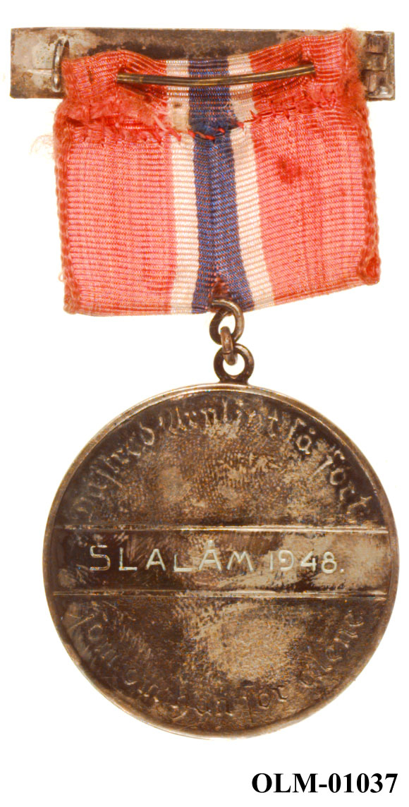 Inneholder 101 merker, pins og  medaljer.
Guttorm Berge tok tilbake samlingen 21.mai 1996.-notert i aksesjonsboken.