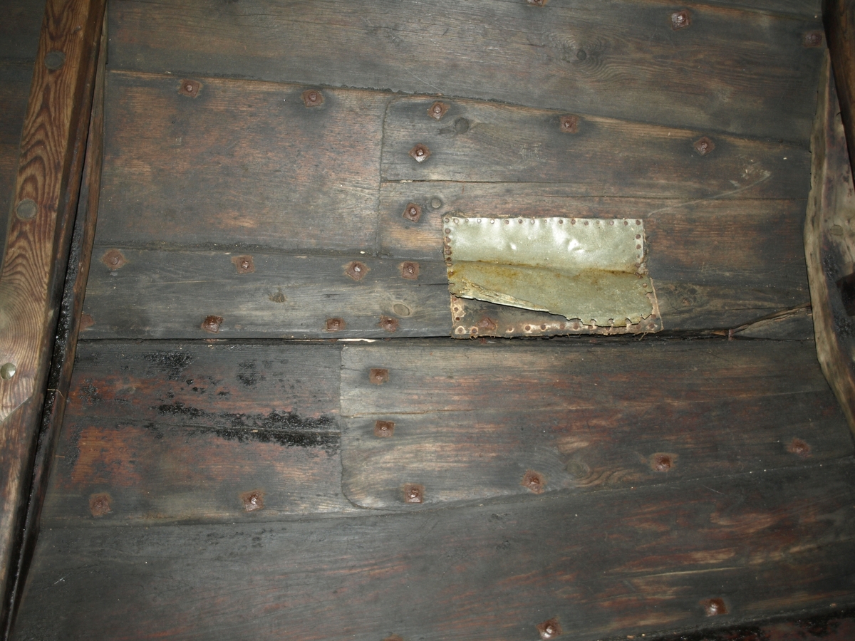 Færing. Nordfjordfæring. To par keiper. Keipane med vidjeband er laga i nyare tid.
 Bøtt med blikk 3 stadar.  Ei tilje.