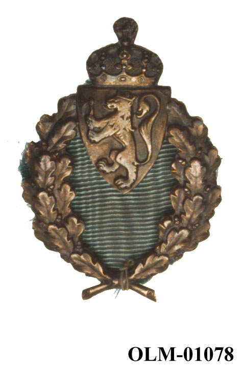 32 forskjellige medaljer og merker i ramme.
Bilde 7 er deltdagermerke fra Amsterdam 1928.
Bilde 18 og 19 er deltagermedalje fra Amsterdam 1928.
Bilde 20 og 21 er sølvmedaljen fra Antwerpen 1920.
Bilde 26 og 27 av bronsemedaljen fra Paris 1924.
Bilde 39 og 40 minnemedaljen fra Antwerpen 1920.