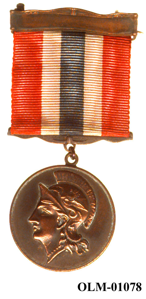 32 forskjellige medaljer og merker i ramme.
Bilde 7 er deltdagermerke fra Amsterdam 1928.
Bilde 18 og 19 er deltagermedalje fra Amsterdam 1928.
Bilde 20 og 21 er sølvmedaljen fra Antwerpen 1920.
Bilde 26 og 27 av bronsemedaljen fra Paris 1924.
Bilde 39 og 40 minnemedaljen fra Antwerpen 1920.