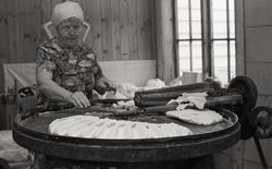 Berta i gong med "Knømaskinen"som knør salt inn i smør