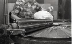 Berta i gong med "Knømaskinen"som knør salt inn i smør