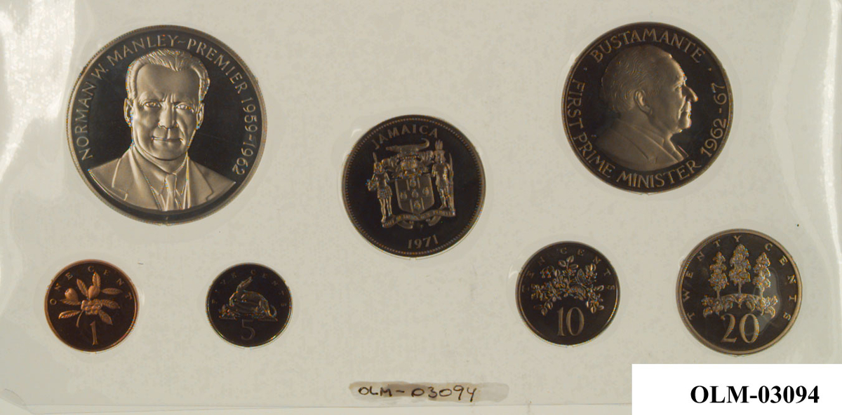 Myntsettet inneholder 7 mynter, liggende i blått etui.