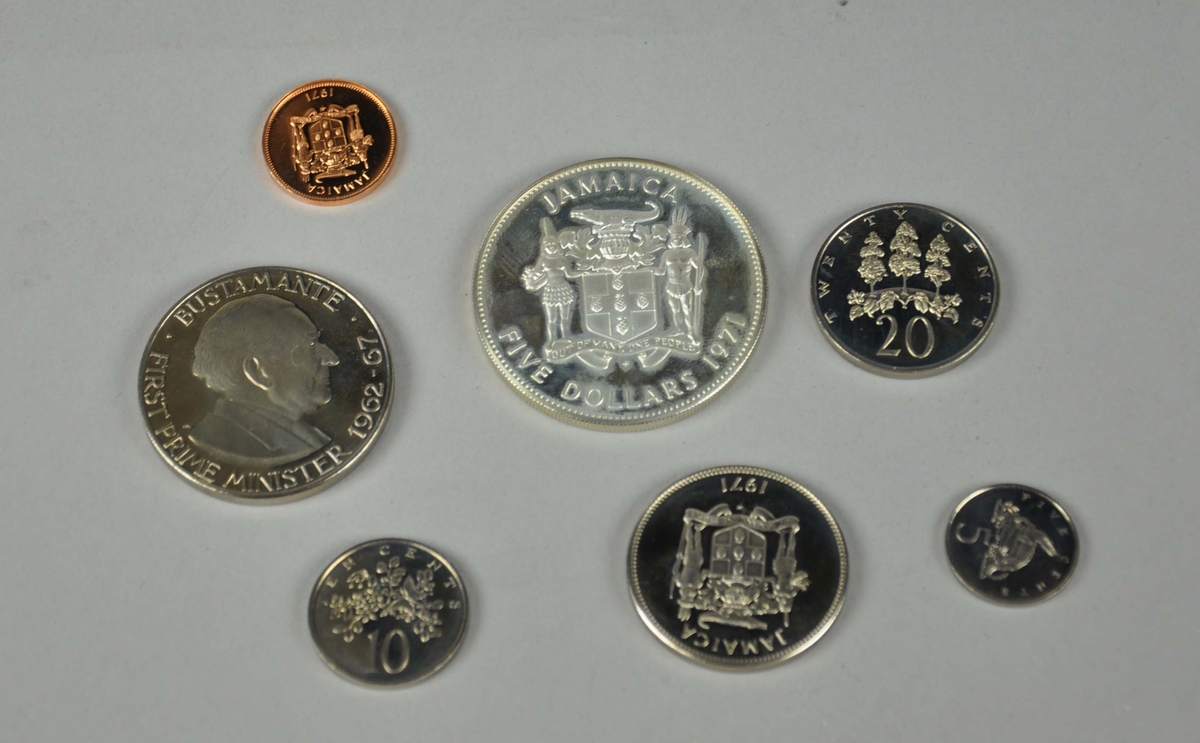 Myntsettet inneholder 7 mynter, liggende i blått etui.