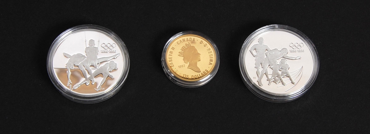 Myntsett bestående av en gullmynt og to sølvmynter. Sølvmyntene er canadiske 15-dollarmynter med motiv av Elizabeth den 2 i profil på den ene siden. Gullmynten er en australsk 175-dollarmynt, også med motiv av Elisabeth den 2. i profil. Myntene er kapslet inn i hardplast og ligger i en vinrød eske. Esken har et hvitt omslag av papp med de olympiske ringene i gull.