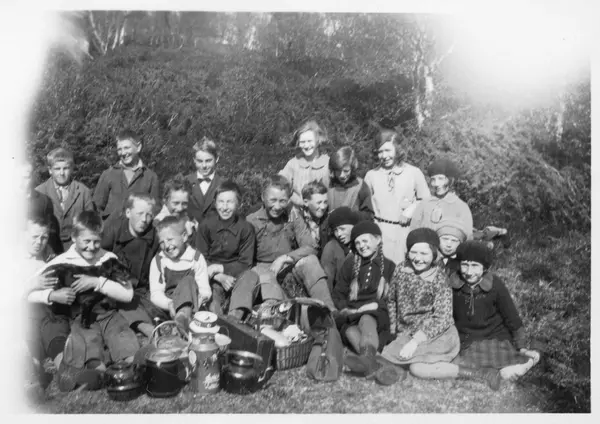 Gruppebilde av barn og ungdommer, tatt utendørs. Kaffekjeler